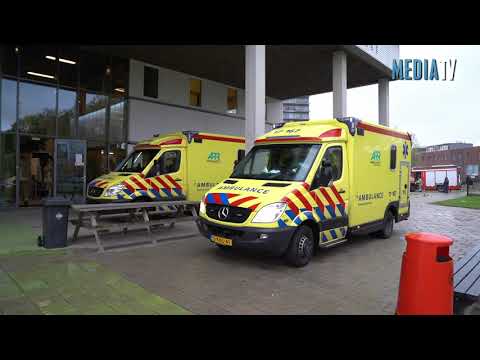 Leerling door het lint in lokaal middelbare school Hugo de Grootstraat Schiedam Leerling door het lint in lokaal middelbare school Hugo de Grootstraat Schiedam